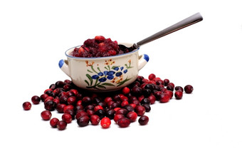 蔓越莓酱汁和浆果一边视图碗新鲜的蔓越莓酱汁与生小红莓下的碗