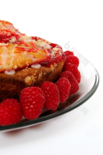 树莓蛋糕树莓环蛋糕而且新鲜的树莓一边视图白色背景