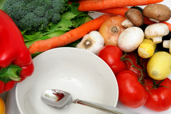 空汤碗白色碗包围新鲜的蔬菜那可以使用使蔬菜汤包括胡萝卜贝尔胡椒蘑菇洋葱而且其他生产