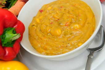 奶油蔬菜汤热蔬菜汤为秋天一天与新鲜的蔬菜的一边