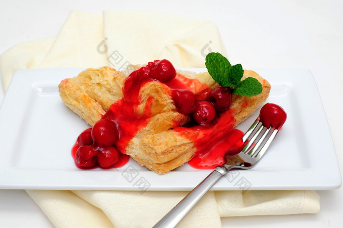 营业额超过与樱桃樱桃营业额与一流的樱桃而且红色的樱桃酱汁服务白色矩形飞碟而且光彩色的餐巾
