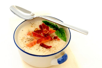 土豆汤与培根土豆汤超过与脆培根而且新鲜的罗勒叶子服务乡村蓝色的而且白色碗