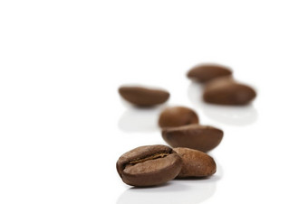 焦点咖啡豆前面其他人焦点咖啡豆前面其他人白色背景