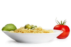 板与意大利面番茄橄榄而且罗勒一个板与意大利面一些橄榄一个番茄而且罗勒
