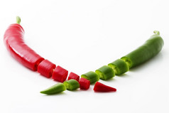 把红色的而且绿色辣椒把红色的而且绿色辣椒孤立的白色背景