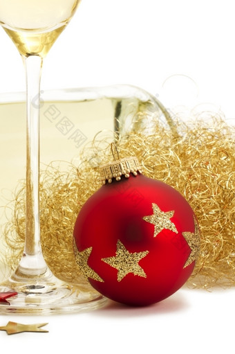红色的圣诞节球附近玻璃与香槟天使头发前面香槟瓶红色的圣诞节球附近玻璃与香槟天使头发前面香槟瓶白色