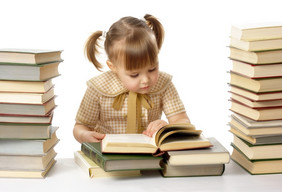 的小女孩阅读书回来学校孤立的在