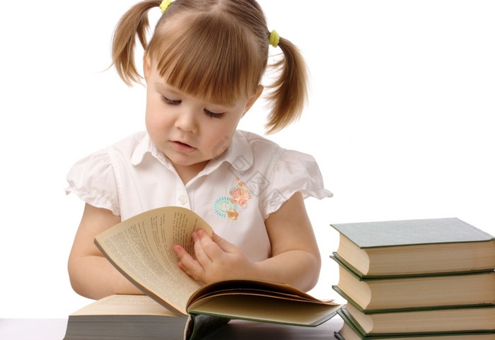 的小女孩阅读书回来学校孤立的在图片