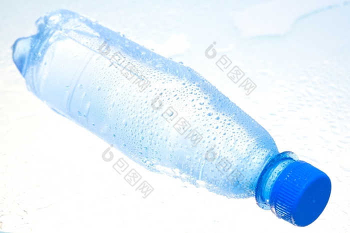 湿塑料水瓶与水滴