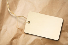 空白包装标签与棉花字符串皱巴巴的棕色（的）纸