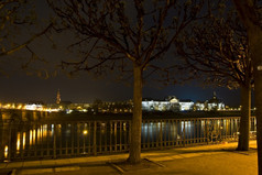 视图的河岸的易北河德累斯顿晚上