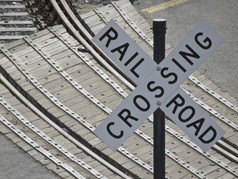 标志指示铁路穿越与的跟踪的背景
