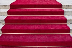 美丽的红色的地毯领先的老步骤