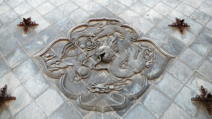 中国人古老的砖墙与雕刻龙