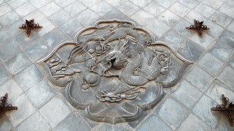 中国人古老的砖墙与雕刻龙