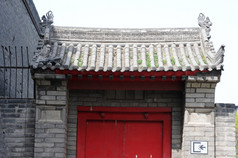 典型的中国人历史建筑与红色的门