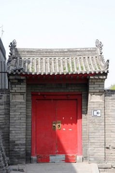 典型的中国人历史建筑与红色的门