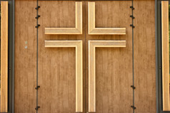 教堂木门与耶稣受难像