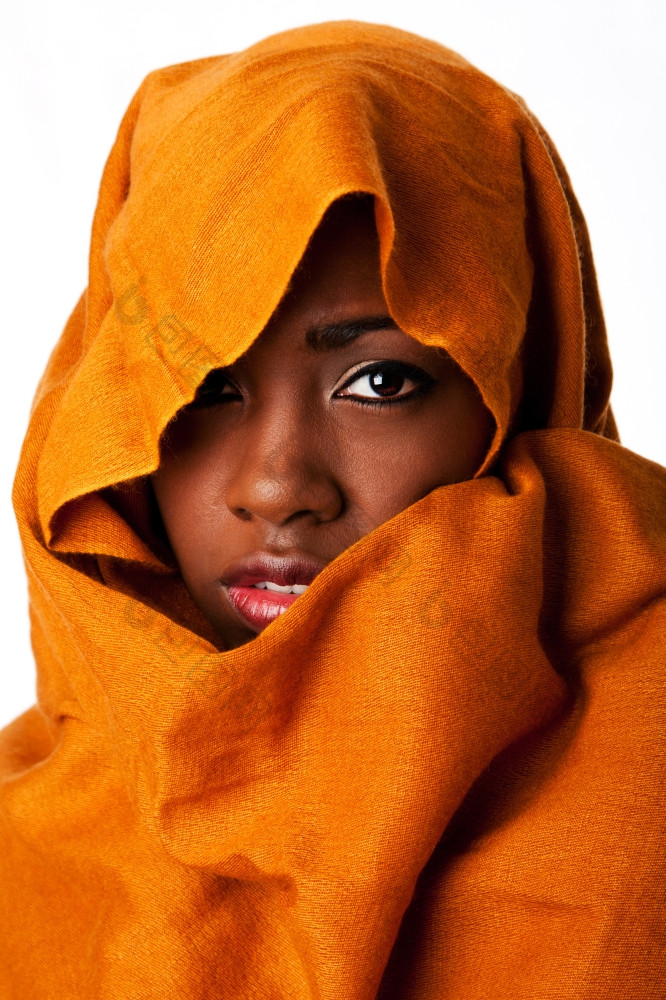 美丽的神秘的非洲游牧民族的女脸赭石地球语气头包装围巾看