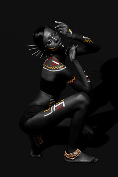 美丽的异国情调的非洲女时尚与部落黄色的红色的而且白色化妆化妆品而且棒头发文化跳舞位置