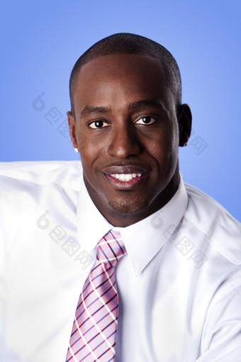 脸英俊的快乐非洲美国企业业务男人。微笑穿白色衬衫而且粉红色的与条纹领带蓝色的天空,就好像背景