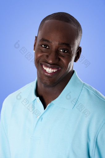 脸英俊的快乐非洲美国企业业务男人。微笑穿蓝色的马球衬衫孤立的