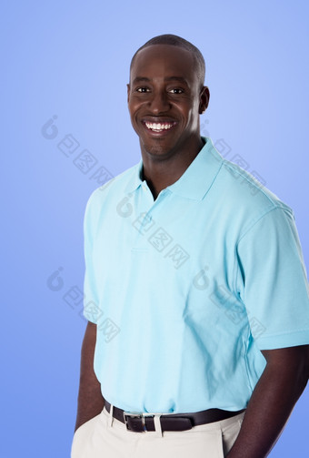 英俊的快乐非洲美国企业业务男人。微笑穿蓝色的马球衬衫手口袋里站孤立的