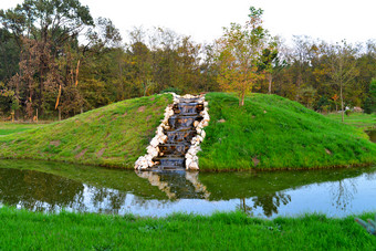花园景观设计池塘和级联自然细节