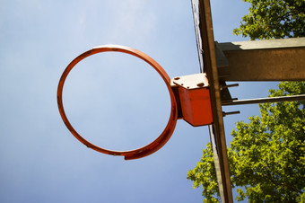 篮子为篮球没有网见过从下面与天空的回来水平图像