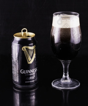 7月吉尼斯啤酒可以和玻璃在黑色的反映背景吉尼斯爱尔兰干结实的生产帝亚吉欧那起源于的啤酒厂亚瑟吉尼斯詹姆斯rsquo门都柏林吉尼斯一个的大多数成功的啤酒品牌在世界范围内