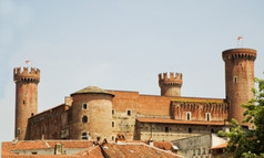 大城堡与轮塔水平图像