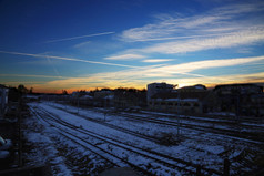 铁路与雪下日落蓝色的光水平图像