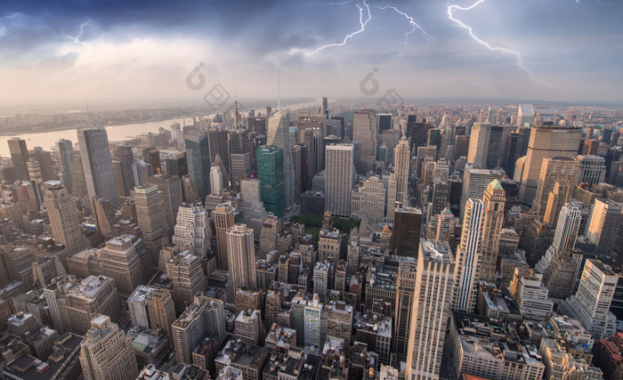曼哈顿天际线在风暴新纽约曼哈顿天际线在风暴新纽约