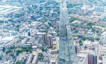 伦敦6月的碎片和城市天际线从乘直升飞机伦敦6月的碎片和城市天际线从直升机伦敦吸引了几百万游客<strong>每年</strong>