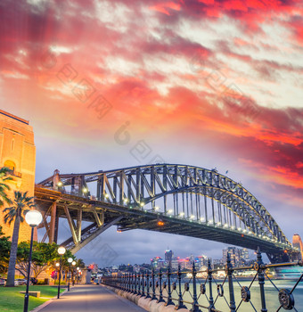 悉尼港口桥与美丽的日落新南威尔士州澳大利亚悉尼港口桥与美丽的日落新南威尔士州澳大利亚