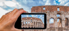 女人手与智能手机采取图片罗马圆形大剧场罗马女人手与智能手机采取图片罗马圆形大剧场罗马