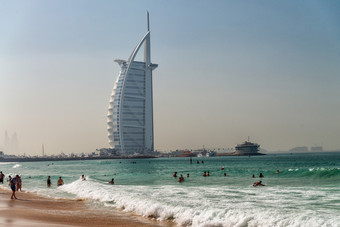 迪拜阿联酋12月迪拜塔阿拉伯视图从的海滩迪拜吸引了几百万<strong>游客</strong>每年迪拜阿联酋12月迪拜塔阿拉伯视图从的海滩