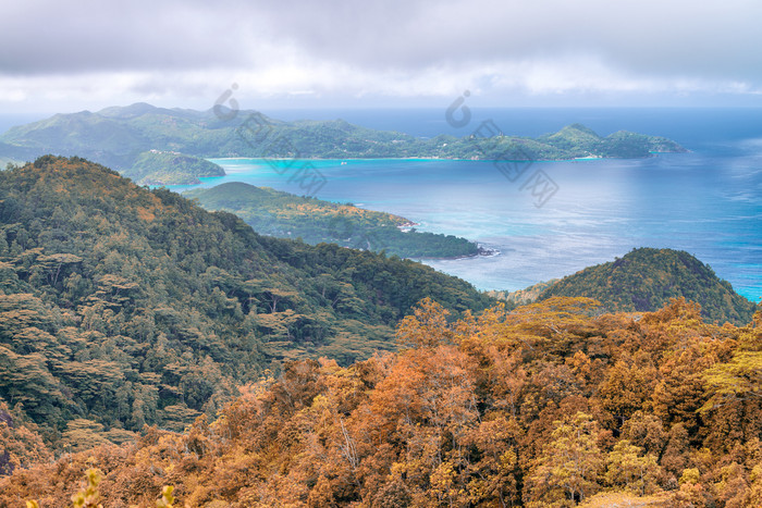 空中视图美丽的岛山植被和海洋秋天颜色空中视图美丽的岛山植被和海洋