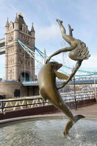 陛下<strong>塔桥伦敦</strong>附近海豚雕像和founta陛下<strong>塔桥伦敦</strong>附近海豚雕像和喷泉