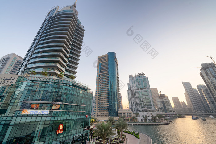 迪拜阿联酋12月迪拜玛丽娜建筑黄昏迪拜吸引了几百万游客每年迪拜阿联酋12月迪拜玛丽娜建筑黄昏