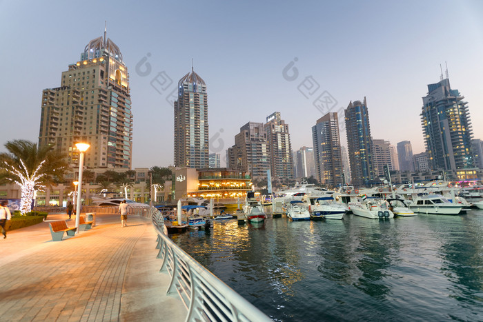 迪拜阿联酋12月迪拜玛丽娜建筑和日落城市灯迪拜吸引了几百万游客每年迪拜阿联酋12月迪拜玛丽娜建筑和日落