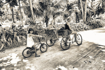 女游客的自行车热带海滩<strong>三个</strong>一代又一代假期女游客的自行车热带海滩<strong>三个</strong>一代又一代