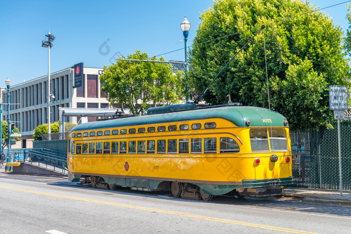 三旧金山8月黄色的有轨电车速度沿着三旧金山8月黄色的有轨电车速度沿着城市街三旧金山吸引了几百万人每年