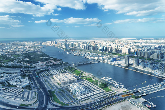 迪拜阿联酋12月空中城市天际线从helicop迪拜阿联酋12月空中城市天际线从直升机迪拜吸引了几百万人每年