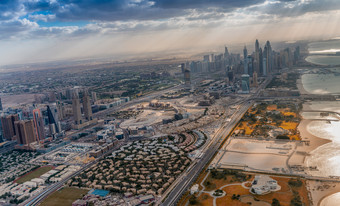 迪拜市中心从的空气海洋房屋和摩天大楼太阳迪拜市中心从的空气海洋房屋和摩天大楼日落