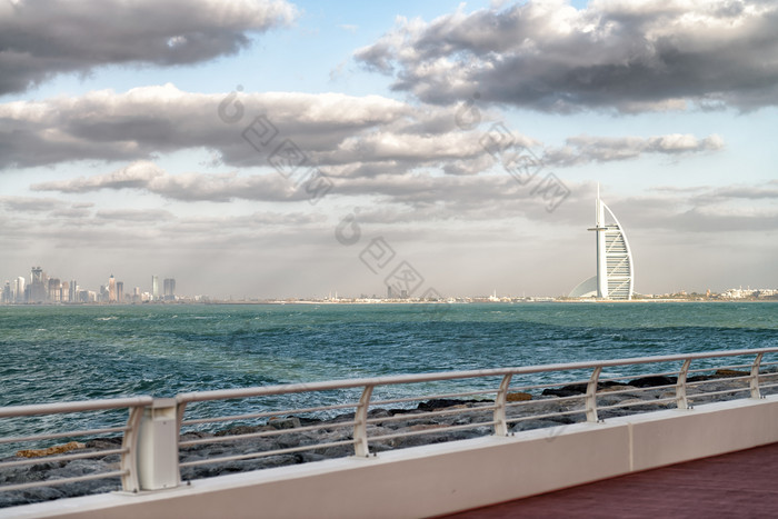迪拜阿联酋12月美丽的视图迪拜塔阿拉伯迪拜阿联酋12月美丽的视图迪拜塔阿拉伯从城市散步迪拜吸引了几百万人每年