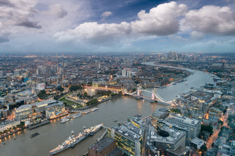 空中视图伦敦塔桥和天际线晚上伦敦空中视图伦敦塔桥和天际线晚上伦敦
