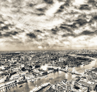 塔桥和城市天际线沿着河泰晤士河晚上aeria塔桥和城市天际线沿着河泰晤士河晚上空中视图伦敦
