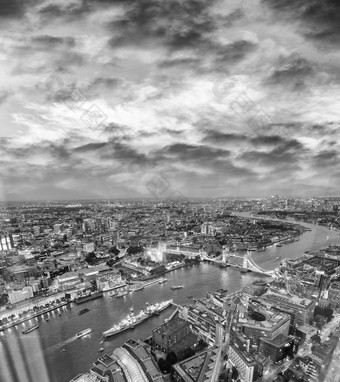 塔桥和城市<strong>天际线</strong>沿着河泰晤士河晚上空中视图<strong>伦敦</strong>塔桥和城市<strong>天际线</strong>沿着河泰晤士河晚上aeria