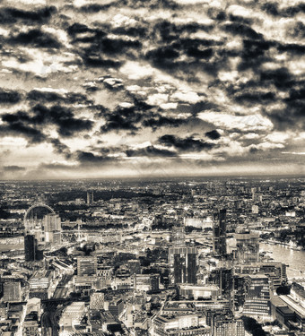 城市天际线沿着河泰晤士河晚上空中视图伦敦城市天际线沿着河泰晤士河晚上空中视图伦敦